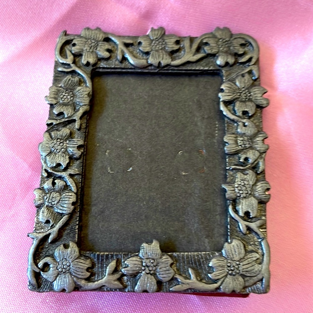 Metske pewter 1982 Dogwood flower mini picture frame